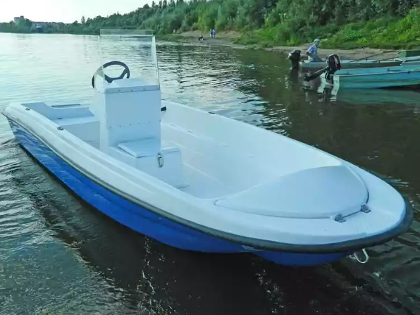 Стеклопластиковая лодка Пингвин с консолью (тримаран) в Одинцово