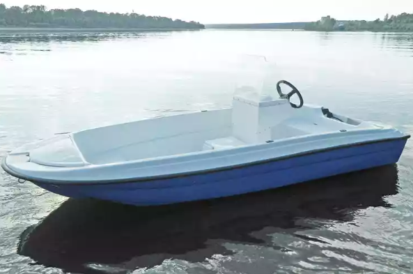 Стеклопластиковая лодка Пингвин с консолью (тримаран) в Одинцово