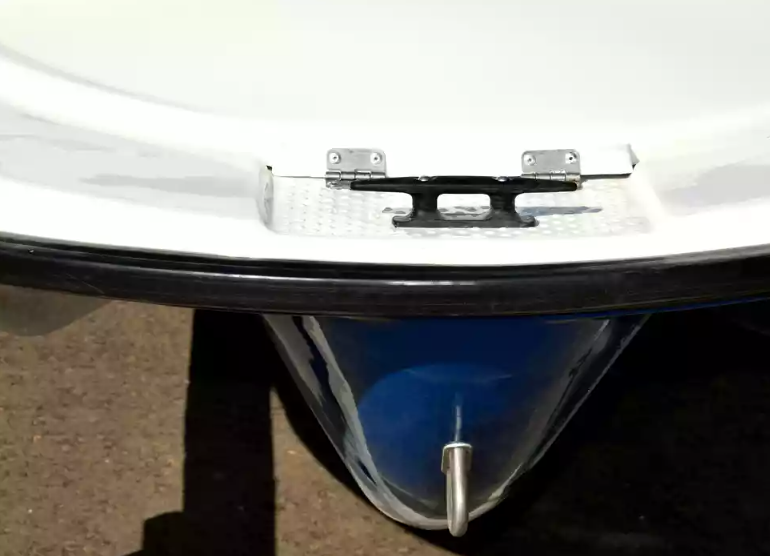 Стеклопластиковая лодка Пингвин с консолью (тримаран) в Одинцово