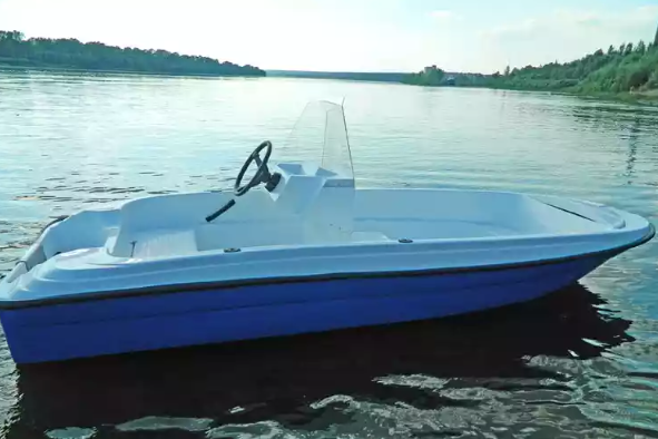 Стеклопластиковая лодка Пингвин с консолью (тримаран) в Одинцово