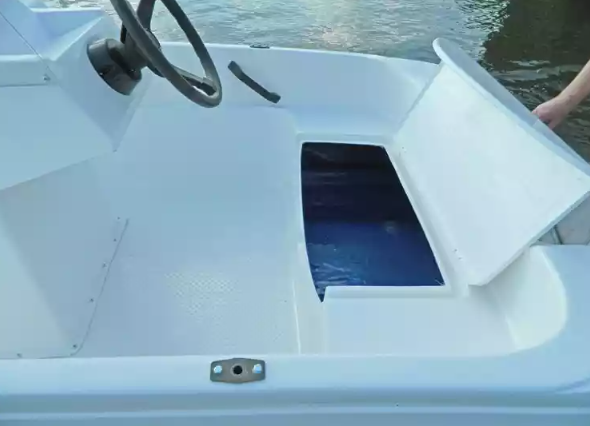 Стеклопластиковая лодка Пингвин с консолью (тримаран) в Одинцово