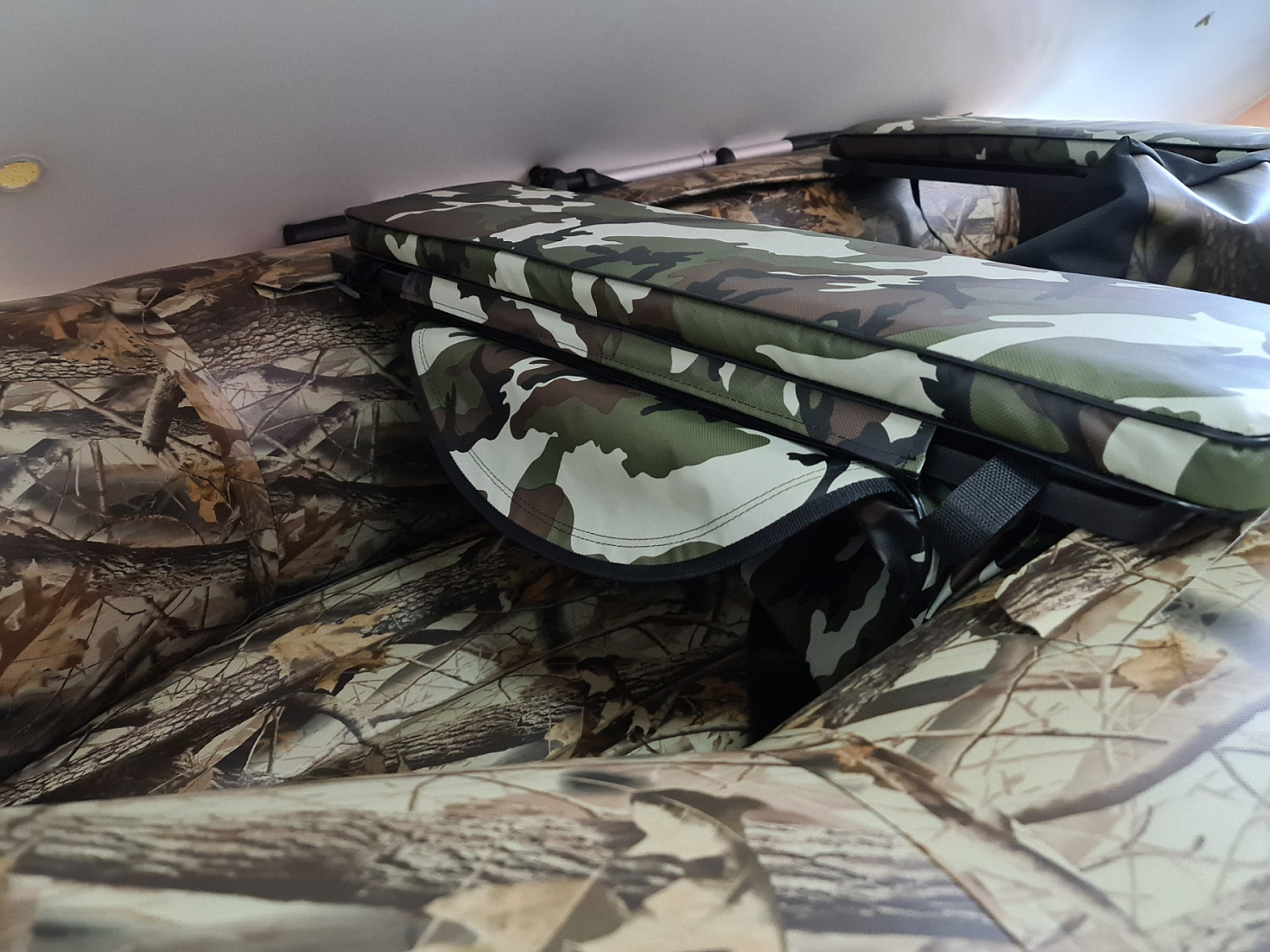 КОМПЛЕКТ МЯГКИХ НАКЛАДОК С СУМКОЙ ДЛЯ ЛОДОК 80Х20 КАМУФЛЯЖ в Одинцово